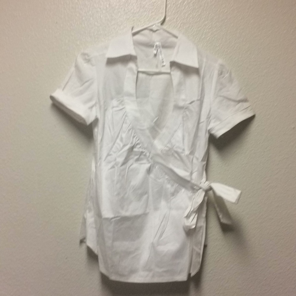 *NWOT* Cute wrap around white top size M